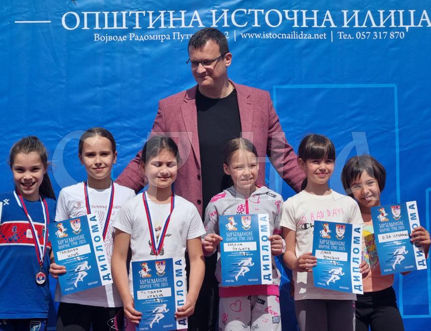 ИСТОЧНА ИЛИЏА, 5. МАЈА /СРНА/ - У Источној Илиџи је, у оквиру "Ђурђевданских свечаности" поводом Дана и крсне славе општине, одржана улична трка за основце и средњошколце која је окупила око 1.000 учесника.