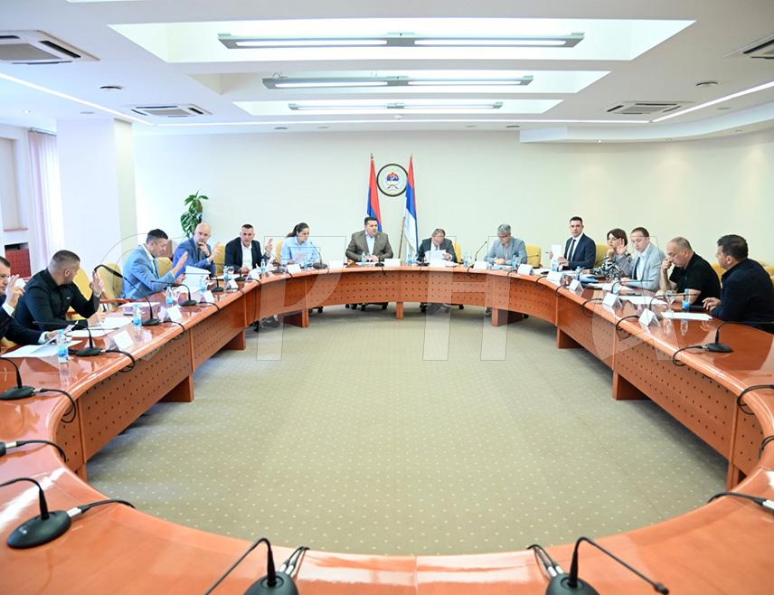 БАЊАЛУКА, 5. МАЈА /СРНА/ - Колегијум Народне скупштине Републике Српске одлучио је данас да у четвртак, 15. маја, буде одржана редовна сједница Скупштине на којој би требало да по хитном поступку буде разматран Приједлог закона о граду Теслић.