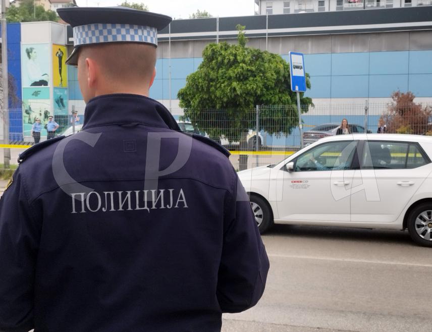 БАЊАЛУКА, 5. МАЈА /СРНА/ - У бањалучком насељу Лауш завршен је увиђај након убиства лица чији су иницијали С.Ч. /37/, а дежурни тужилац је наложио обдукцију тијела убијеног и изузимање трагова са лица мјеста у Карађорђевој улици.