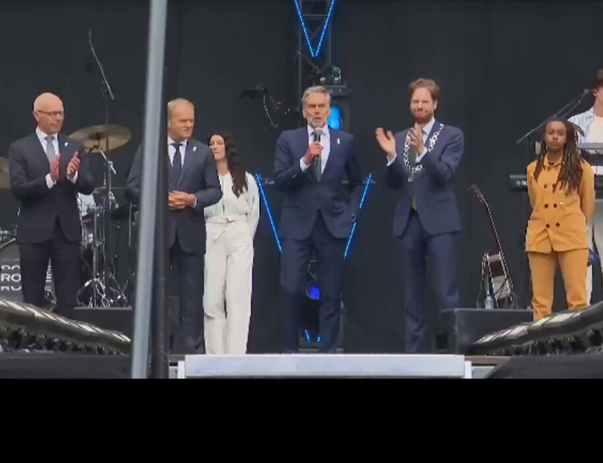 ВАГЕНИНГЕН, 5. МАЈА /СРНА/ - Димна бомба бачена је на холандског премијера Дика Схуфа и његовог пољског колегу Доналда Туска током обиљежавања Дана ослобођења у холандском граду Вагенингену, јавили су холандски медији.