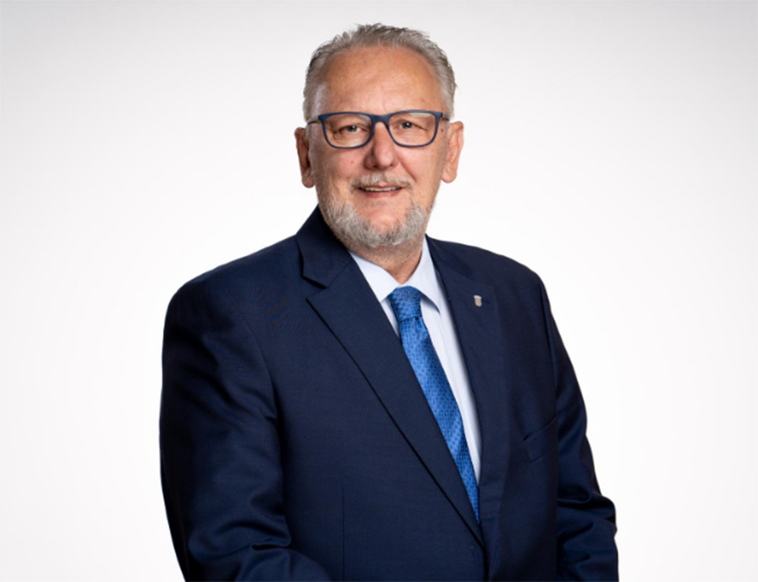 ЗАГРЕБ, 5. МАЈА /СРНА/ - Хрватски министар унутрашњих послова Давор Божиновић рекао је да противтерористичко одјељење полиције заједно са другим агенцијама прикупља све информације о људима који су купили карте за концерт контроверзног пјевача Марка Перковића Tомпсона у јулу у Загребу.