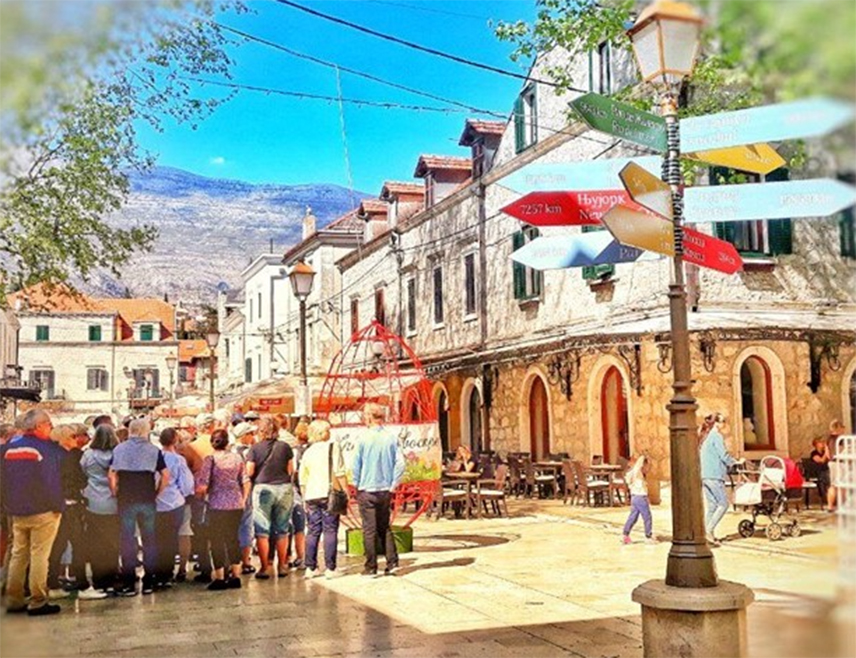 TРЕБИЊЕ, 6. МАЈА /СРНА/ - Посјета туриста Tребињу током првомајских и васкршњих празника била је изузетно добра и надмашила је очекивања туристичких радника јер су у овај град стизали и туристи из прекоокеанских земаља, изјавио је данас Срни портпарол требињске Tуристичке организације Никола Кокић.