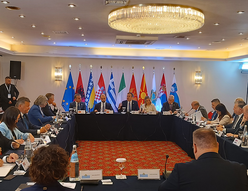 КРИТ, 6. МАЈА /СРНА/ - Замјеник министра иностраних послова у Савјету министара Јосип Бркић рекао је да ЕУ у тренутном геополитичком контексту треба да посматра проширење као стратешко улагање у мир и стабилност јадранско-јонске регије и шире.