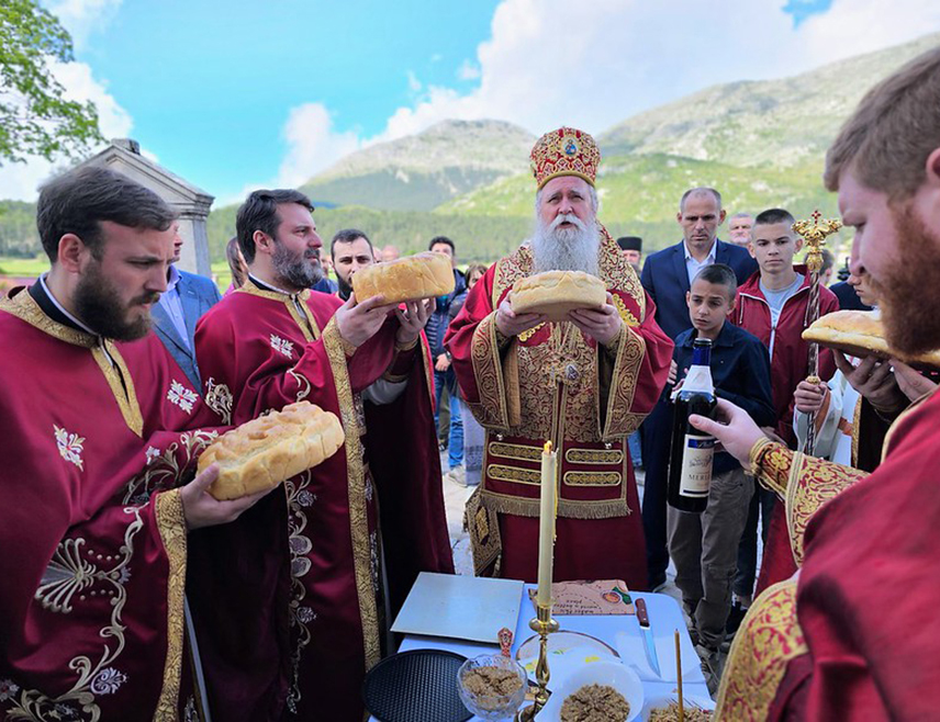 ПОДГОРИЦА, 6. МАЈА /СРНА/ - Његово високопреосвештенство митрополит црногорско-приморски Јоаникије истакао је данас, након Свете архијерејске литургије коју је служио у селу Ераковићи на Његушима, поводом крсне славе светородне лозе Петровић-Његош да је мисао Немањића највеличанственије проговорила кроз Његоша.