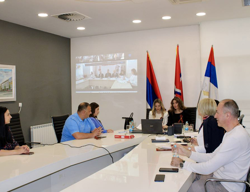 ИСТОЧНО САРАЈЕВО, 6. МАЈА /СРНА/ - Представници града Источно Сарајево учествовали су данас на округом столу, одржаном у онлајн формату, који су званичници Краснодара из Руске Федерације организовали са братским градовима поводом 80 година од побједе над фашизмом.