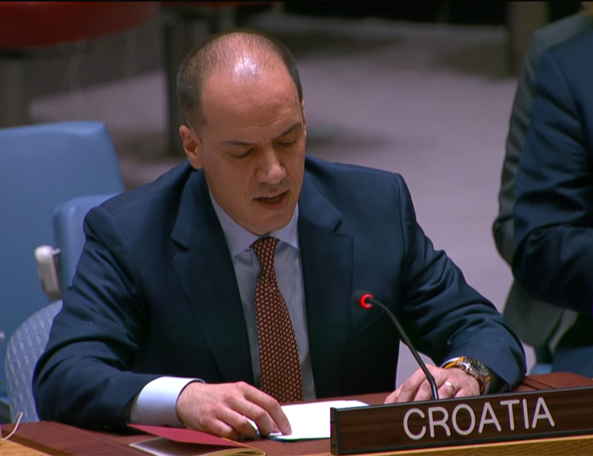 ЊУЈОРК, 6. МАЈА /СРНА/ - Хрватска позива све политичке актере у БиХ да се укључе у конструктиван дијалог и сарадњу и сматра да је потребно одговорно ангажовање како би се спријечила ескалација и помогло управљање кроз политичку кризу, изјавио је представник Хрватске у УН Хрвоје Ћурић Хрватинић.