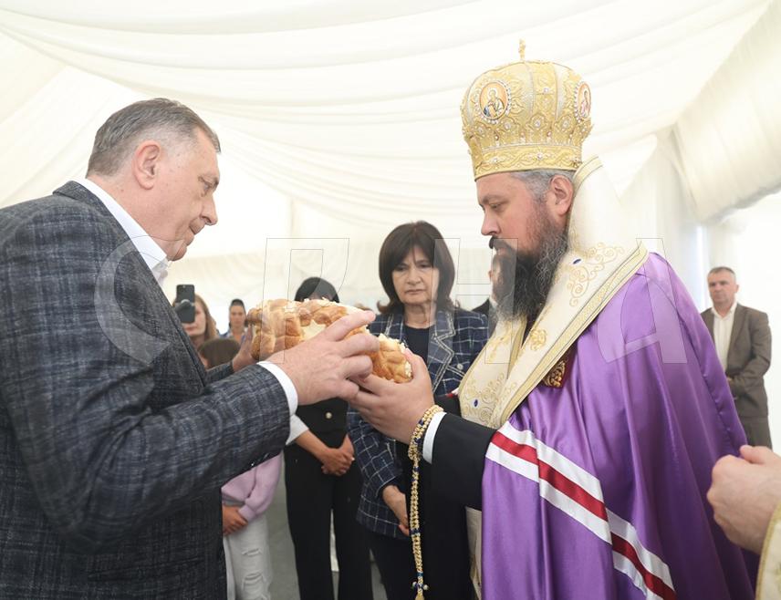 БАЊАЛУКА, 6. МАЈА /СРНА/ - Предсједник Републике Српске Милорад Додик прославља данас породичну крсну славу Ђурђевдан, у духу српске традиције и како то налаже хришћанска вјера.
