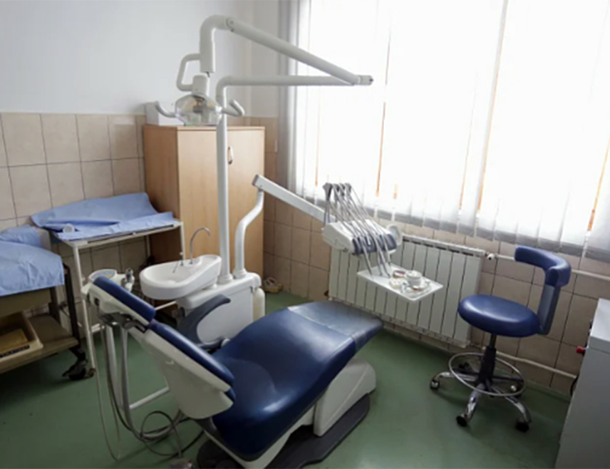 ЗЕНИЦА, 7. МАЈА /СРНА/ - Затвореник чији су иницијали А.Т. /33/ напао је затворске чуваре у Казнено-поправном заводу у Зеници, саопштено је из Министарства унутрашњих послова Зеничко-добојског кантона.