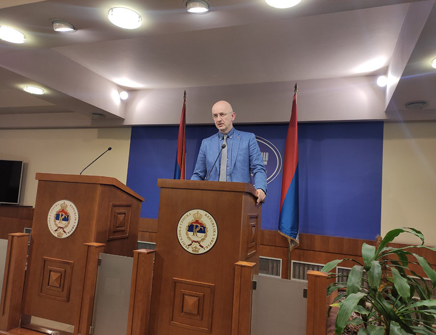 БАЊАЛУКА, 7. МАЈА /СРНА/ - Шеф Клуба СНСД-а у Народној скупштини Републике Српске Срђан Мазалица изјавио је Срни да се опозиција из Српске састаје са представником Велике Британије, земље која отворено ради против српских интереса и сарајевским странкама које су Британци такође изабрали за своје фаворите, док се српски члан и предсједавајућа Предсједништва БиХ Жељка Цвијановић у Савјету безбједности УН, заједно са савезницима, бори против Кристијана Шмита.