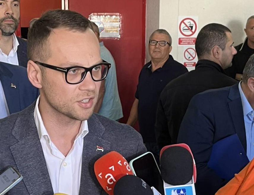 БИЈЕЉИНА, 7. МАЈА /СРНА/ - Предсједник Градског одбора СНСД-а Бијељина Бојан Савић оцијенио је да само потпуно политички неписмен човјек може причати како стабилност земљи могу да гарантују структуре чији изборни резултат данас не смије ни да се помене, јер је катастрофалан.