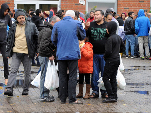 БЕРЛИН, 7. МАЈА /СРНА-Ројтерс/ - Нови њемачки министар унутрашњих послова Александар Добринт издао је наређења о одбијању миграната без докумената и жели да распореди хиљаде додатних полицајаца на границама земље, пише лист "Билд".