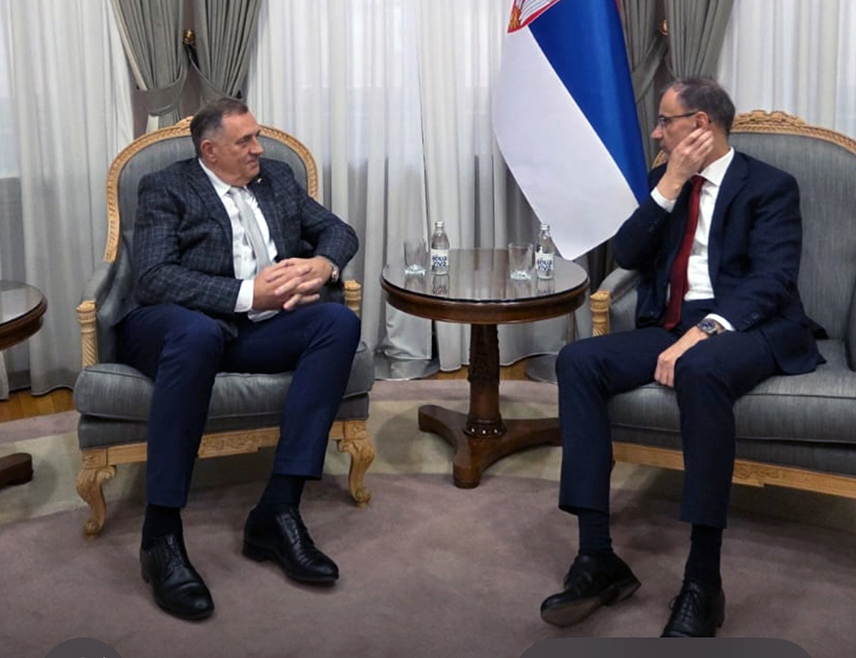 БЕОГРАД, 7. МАЈА /СРНА/ - Предсједник Републике Српске Милорад Додик рекао је да је разговарао данас у Београду са предсједником Владе Србије Ђуром Мацутом о пројектима који ће додатно ојачати везе између Српске и Србије, те истакао да се само кроз заједничке иницијативе може осигурати економски напредак и стабилност за српски народ.