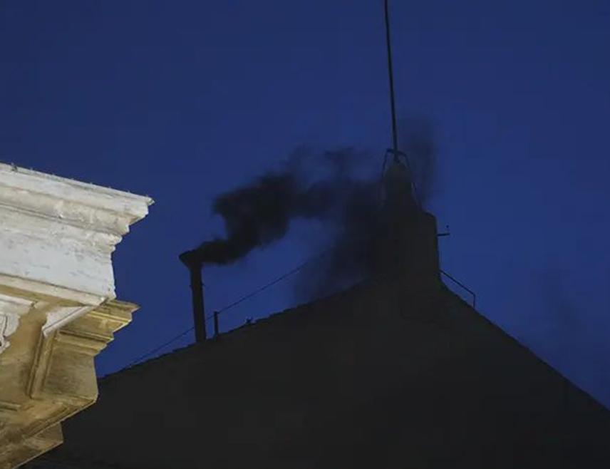 ВАТИКАН, 7. МАЈА /СРНА-Ројтерс/ - Црни дим се подигао из димњака Сикстинске капеле Ватикану, што значи да у првом гласању кардинала Римокатоличке цркве није изабран нови папа.