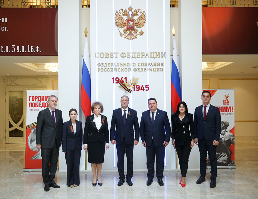 МОСКВА, 8. МАЈА /СРНА/ - Предсједник Народне скупштине Републике Српске Ненад Стевандић рекао је да је са замјеником предсједника руског Савјета Федерације Константином Косачовом у Москви констатовао висок степен сарадње и сагласности о свим питањима, поготово о нелегалном дјеловању Кристијана Шмита, чије именовање за високог представника у БиХ није потврдио Савјет безбједности УН.