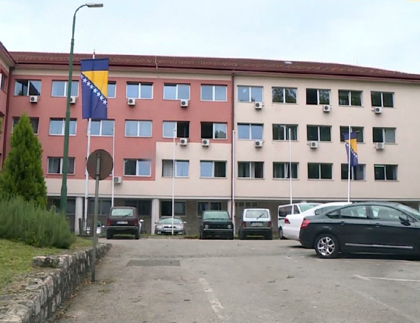 БИХАЋ, 8. МАЈА /СРНА/ - Општински суд у Бихаћу првостепено је осудио бившег начелника Велике Кладуше Фикрета Абдића на условну казну затвора од шест мјесеци због злоупотребе положаја или овлаштења.