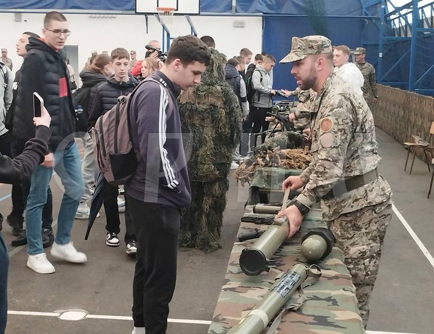 БАЊАЛУКА, 8. МАЈА /СРНА/ - Касарну "Козара" у Бањалуци данас су, у оквиру Дана отворених врата, посјетили ученици Основне школе "Борисав Станковић" и припадници Средње школе унутрашњих послова МУП-а Републике Српске у Бањалуци.