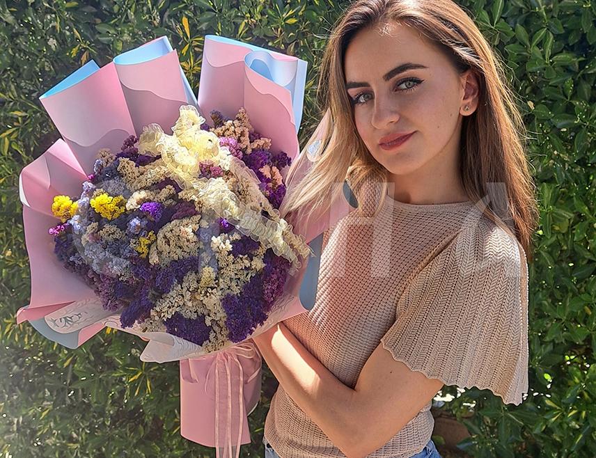 ТРЕБИЊЕ, 10. МАЈА /СРНА/ - Ивана Пејановић из Tребиња бави се узгојем различитог цвијећа, а та љубав изњедрила је и њену креативност, па израђује цвјетне аранжмане, декорације и украсе.