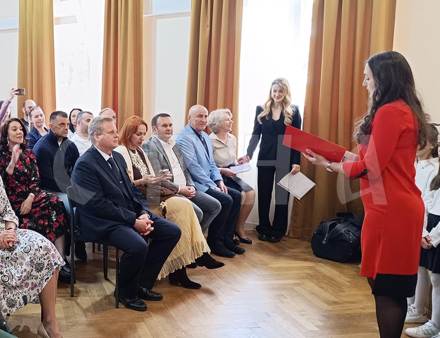 ИСТОЧНО САРАЈЕВО, 8. МАЈА /СРНА/ - У Основној музичкој школи у Источном Сарајеву данас је, поводом Дана побједе над фашизмом, одржан културно-историјски час, а изведена је и "Каћуша", позната руска пјесма о дјевојци која чезне за својим вољеним у војсци, као и још неколико композиција руских и домаћих аутора.