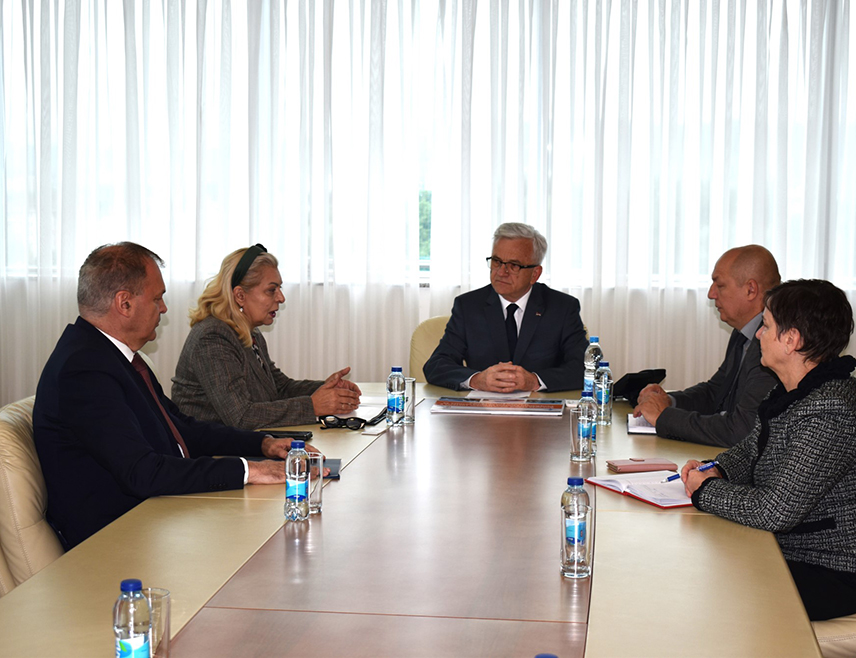 БАЊАЛУКА, 8. МАЈА /СРНА/ - Министар саобраћаја и веза Републике Српске Недељко Чубриловић и министар грађевинарства, саобраћаја и инфраструктуре Србије Александра Софронијевић поручили су данас на састанку у Бањалуци да ће двије земље наставити да се саобраћајно и на сваки други начин повезују у корист бољег живота свих њихових грађана.