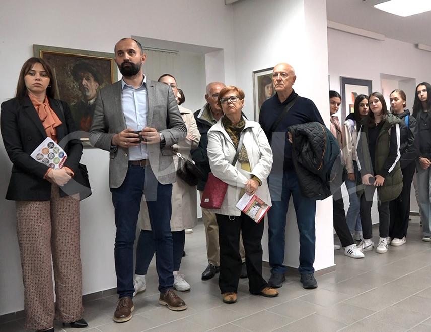 ПРИЈЕДОР, 8. МАЈА /СРНА/ - Отварањем изложбе радова приједорских умјетника под називом "Из Приједора" у граду на Сани данас су почеле мајске свечаности којима се обиљежава Дан града - 16. мај, као датум ослобођења у Другом свјетском рату.