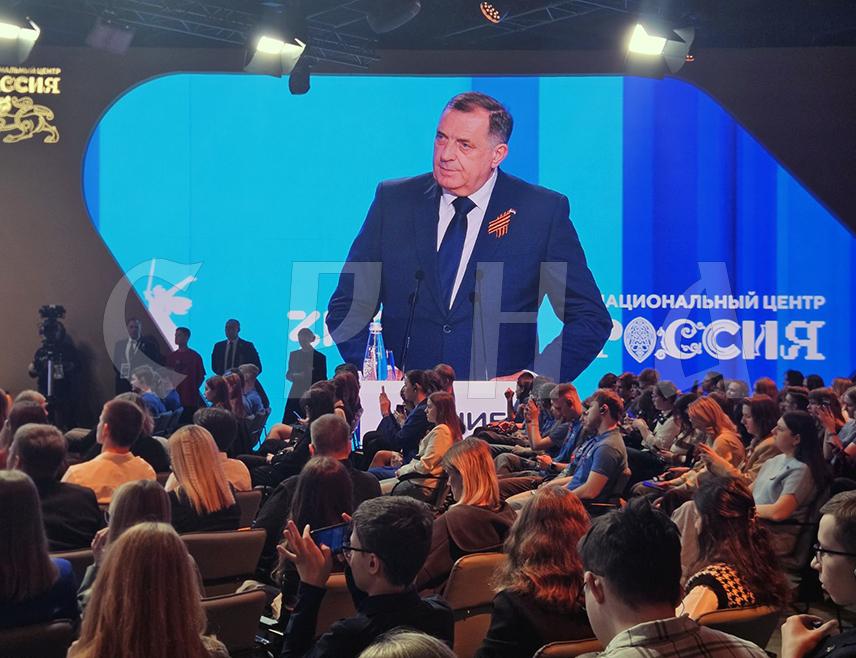 МОСКВА, 8. МАЈА /СРНА/ - Предсједник Републике Српске Милорад Додик упознао је данас у Москви руску омладину о историјату српског народа на Балкану и Републици Српској, истичући да она иако покрива 49 одсто територије међународно признате БиХ има виши степен аутомомије и сва обиљежја државе.