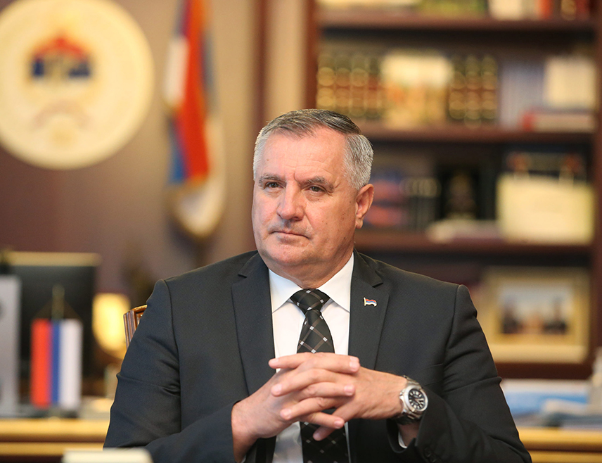 БАЊАЛУКА, 8. МАЈА /СРНА/ - Предсједник Владе Републике Српске Радован Вишковић изјавио је да "тројка" из Федерације БиХ очекује од Британаца да остваре њихове циљеве - унитарну БиХ, а опозиција Српске преко Британаца жели да се домогне власти.