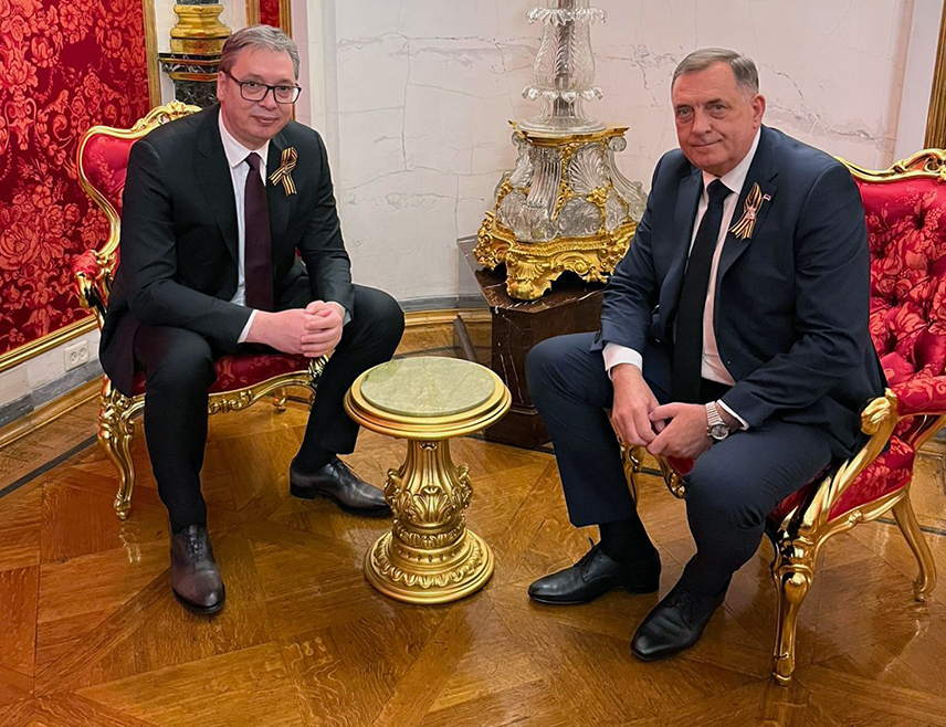 МОСКВА, 8. МАЈА /СРНА/ - Предсједник Републике Српске Милорад Додик састао се у Москви са предсједником Србије Александром Вучићем, јавља извјештач Срне.