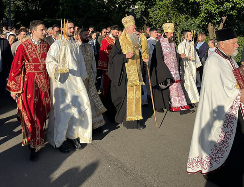 ПОДГОРИЦА, 8. МАЈА /СРНА/ - Улицама Подгорице данас је, поводом славе града, прошла Марковданска литија са моштима Светог Симеона Дајбабског коју је предводио Његово високопреосвештенство митрополит црногорско-приморски Јоаникије.