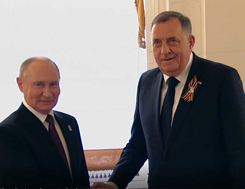 МОСКВА, 8. МАЈА /СРНА/ - Предсједник Руске Федерације Владимир Путин срдачно је дочекао предсједика Републике Српске Милорада Додика у Крeмљу уочи свечаног пријема и вечере за шефове делегација које ће у Москви присуствовати обиљежавању Дана побједе над фашизмом, јавља извјештач Срне.