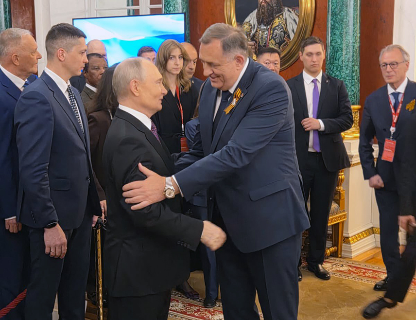 МОСКВА, 8. МАЈА /СРНА/ - Предсједник Републике Српске Милорад Додик истакао је да је разговарао са предсједником Руске Федерације Владимиром Путином, који је још једном показао да истински разумије положај српског народа и подржава Српску у њеној борби за очување идентитета и стабилности.