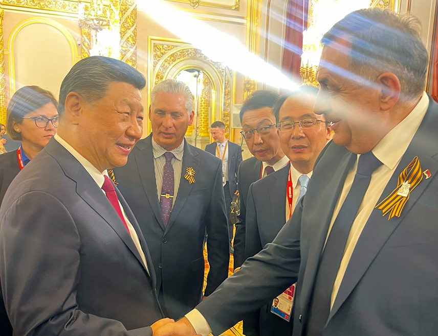 МОСКВА, 8. МАЈА /СРНА/ - Предсједник Републике Српске Милорад Додик разговарао је вечерас у Кремљу с предсједником Народне Републике Кине Си Ђинпингом  и истакао да Српска цијени подршку Пекинга у тешким временима  и наставља да гради односе засноване на међусобном поштовању, повјерењу и заједничким пројектима.