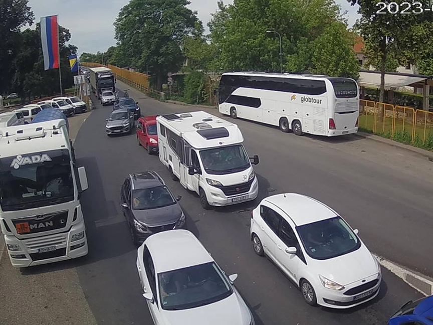 БАЊАЛУКА, 9. МАЈА /СРНА/ - Појачана је фреквенција возила на излазу из БиХ на граничном прелазу Градишка док на осталим прелазима нема дужих задржавања, саопштено је из Ауто-мото савеза Републике Српске.