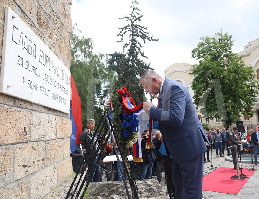 БАЊАЛУКА, 9. МАЈА /СРНА/ - На Споменик жртвама фашизма на бањалучком Тргу палих бораца положени су вијенци и цвијеће поводом обиљежавања 9. маја и историјског догађаја од републичког значаја "Дана побједе над фашизмом 1945. године".