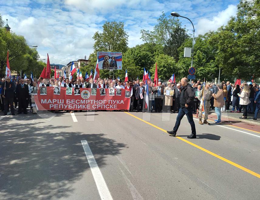 БАЊАЛУКА, 9. МАЈА /СРНА/ - Обиљежавање Дана побједе над фашизмом почело је данас у Бањалуци маршом "Бесмртног пука" који је кренуо централном градском улицом, од Парка Петра Кочића до Трга палих бораца.