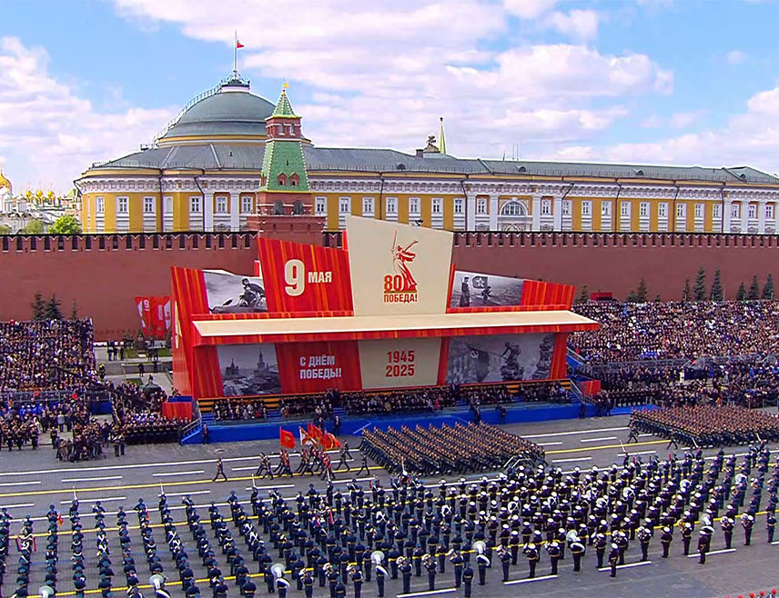 МОСКВА, 9. МАЈА /СРНА/ - Црвеним тргом у Москви марширали су пјешадијски парадни стројеви, које је предводио командант војне параде, генерал Олег Саљуков.