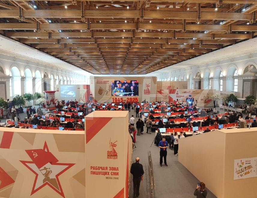 МОСКВА, 9. МАЈА /СРНА/ - Велики број новинарских екипа из медијских кућа широм свијета прати Параду побједе у Москви у знак сјећања на 80 година од побједе у Другом свјетском.