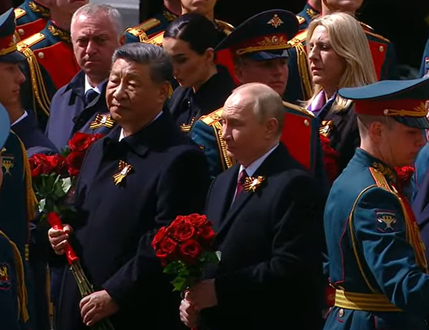 МОСКВА, 9. МАЈА /СРНА/ - Предсједник Русије Владимир Путин са гостима из бројних земаља свијета, међу којима су предсједник Републике Српске Милорад Додик и српски члан и предсједавајућа Предсједништва БиХ Жељка Цвијановић, положили су цвијеће код Вјечног пламена и Гроба незнаног војника у Александровском парку код Кремља.