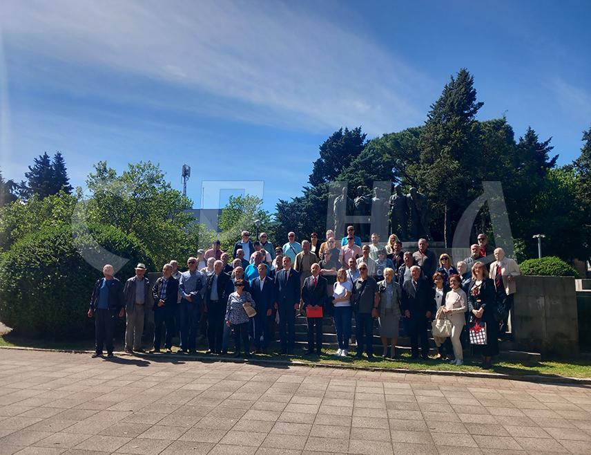 TРЕБИЊЕ, 9.МАЈА /СРНА/ - У Требињу је данас положено цвијеће на Споменик палим борцима у борби против фашизма 1941-1945. у градском парку, поводом 9. маја - Дана побједе над фашизмом, те поручено да је на овај датум побијеђено највеће зло и пошаст свијета - фашизам.