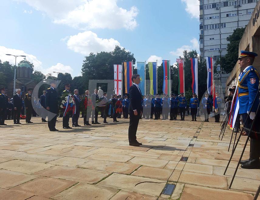 БЕОГРАД, 9. МАЈА /СРНА/ - У Београду је низом свечаности обиљежен Дан побједе над фашизмом у Другом свјетском рату, а централни догађај полагања вијенаца одржан је на београдском Гробљу ослободилаца, након чега је предвиђена шетња "Бесмртног пука".