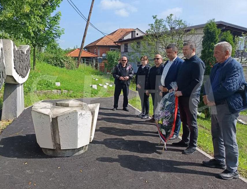 ПЕТРОВО, 9. MАJА /СРНА/ - На Спомен-гробљу у Петрову данас је поводом 9. маја - Дана побједе над фашизмом положено цвијеће и одата почаст свим жртвама фашизма из овог краја, уз поруку да ревизионистички процеси неће утицати на историјску истину о томе ко је у Другом свјетском рату био злочинац а ко жртва, те ко је побиједио на крају.