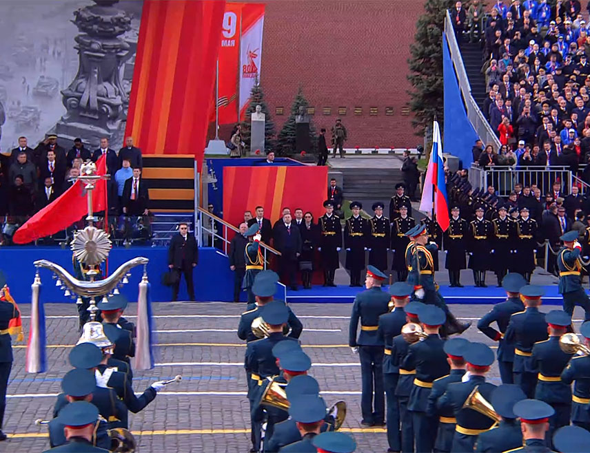 МОСКВА, 9. МАЈА /СРНА/ - Астронаути руске агенције Роскосмос Сергеј Рижиков, Алексеј Зубрицки и Кирил Песков честитали су Русима Дан побједе над нацистичком Њемачком у Другом свјетском рату из Међународне свемирске станице /МСС/.