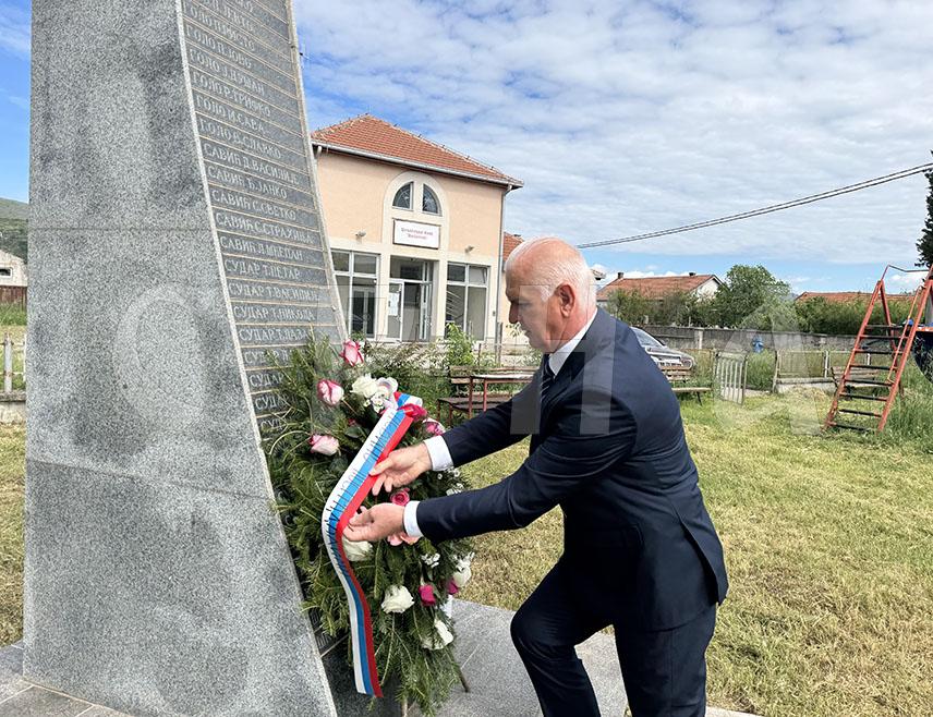 МОСTАР, 9. МАЈА /СРНА/ - Поводом Дана побједе над фашизмом, генерални конзул Србије у Мостару Васо Гујић положио је данас вијенац на споменик погинулим борцима НОР-а и цивилним жртвама у Другом свјетском рату, у мостарском насељу Баћевићи, и истакао да је српски народ поднио огромну жртву за слободу у свим крајевима гдје је живио.