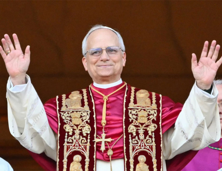 ВАТИКАН, 9. МАЈА /СРНА-Ројтерс/ - Папа Лав Четрнаести служио је данас у Систинској капели прву мису откако је изабран за новог поглавара Римокатоличке цркве и изразио наду да може помоћи да Црква буде свјетионик који ће освјетљавати тамне ноћи свијета.