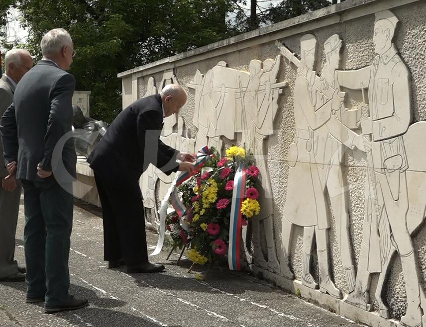 ПРИЈЕДОР, 9. МАЈА / СРНА/ - У Приједору су, поводом обиљежавања 9. маја, Дана побједе, положени вијенци на Партизанском гробљу, а предсједник градског одбора СУБНОР-а Вељко Родић истакао је да ово један од највећих празника који обиљежава слободарски свијет и да су данашње поруке мира и слободе највећа тековина и Народноослободилачке борбе.