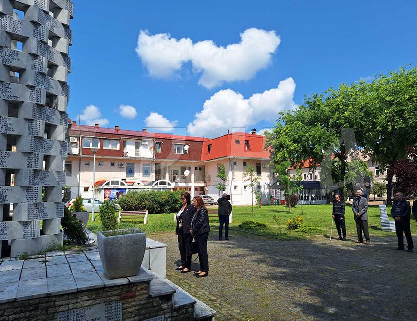 ШАМАЦ, 9. МАЈА /СРНА/ - У Шамцу је, поводом обиљежавања 9. маја - Дана побједе над фашизмом, одата почаст за 600 погинулих у Другом свјетском рату са подручја ове општине и поручено да је овај датум подсјетник на значај мира, међународне сарадње и помирења међу народима.