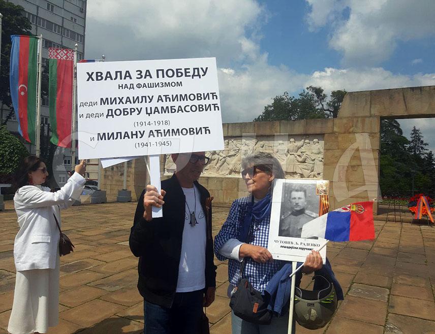 БЕОГРАД, 9. МАЈА /СРНА/ - Потомци хероја који су се борили за слободу Србије у Првом и Другом свјетском рату, истичу да су поносни на херојство својих предака и да су са гордошћу учествовали у маршу "Бесмртног пука" данас у Београду, која је одржан у оквиру обиљежавања 80 година од побједе над фашизмом.