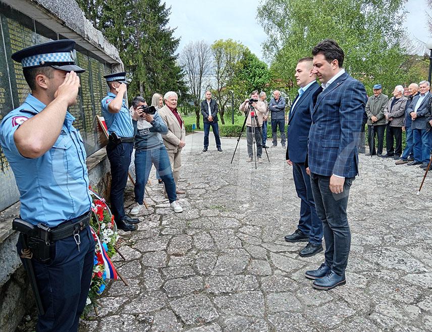 СОКОЛАЦ, 9. МАЈА /СРНА/ - На спомен-костурницу на Сокоцу, на којој су уписана имена око 970 партизана погинулих на подручју ове општине у Другом свјетском рату, данас су положени вијенци поводом обиљежавања 80 година од побједе над фашизом.