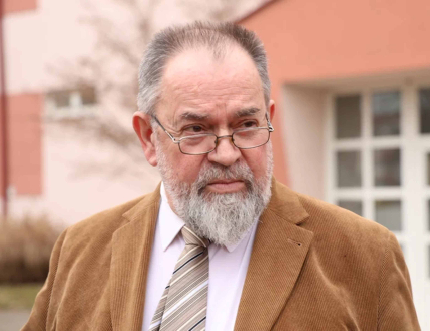 БРЧКО, 9. МАЈА /СРНА/ – Вршилац дужности главног тужиоца Брчко дистрикта Радмило Ивановић изјавио је данас Срни да је расписана награда од 50.000 КМ за информације које би довеле до убице дјевојчице Сузане Симикић из Бузекаре код Брчког.