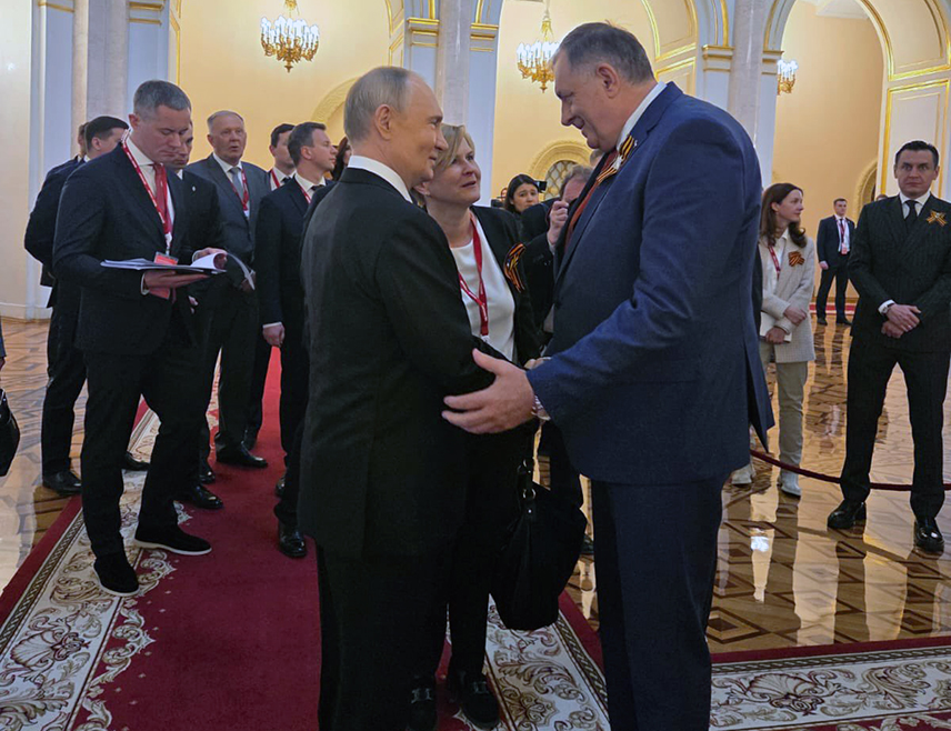 МОСКВА, 9. МАЈА /СРНА/ - Предсједник Републике Српске Милорад Додик истакао је након поновног сусрета са руским предсједником Владимиром Путином да Српска може да рачуна на подршку Русије у одбрани Дејтонског мировног споразума.