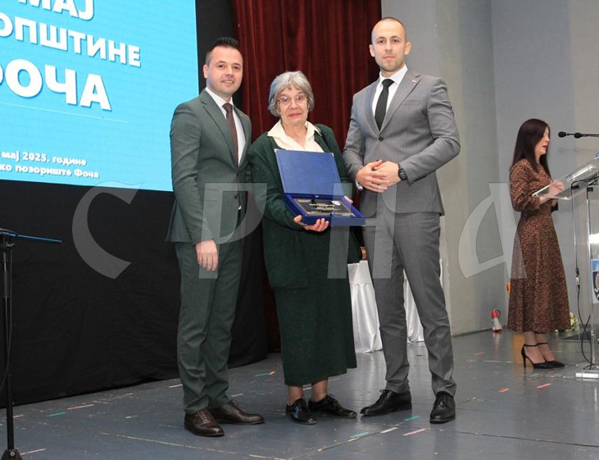 ФОЧА, 9. МАЈА /СРНА/ - Свечаном сједницом Скупштине општине Фоча, на којој је највећим општинским признањем Повељом општине постхумно награђен професор математике Мићо Машић, данас је обиљежен Дан општине - 9. мај.